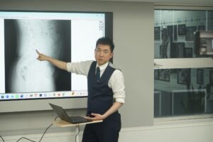 2025年5月のシオカワスクールセミナーにて、レントゲン評価の講義をする前田一真先生